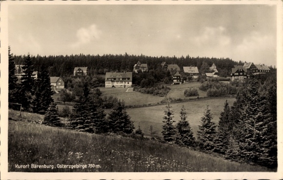 Ak Bärenburg Altenberg im Erzgebirge, Kurort  Gebäude in der Landschaft, Wald im Hintergrund