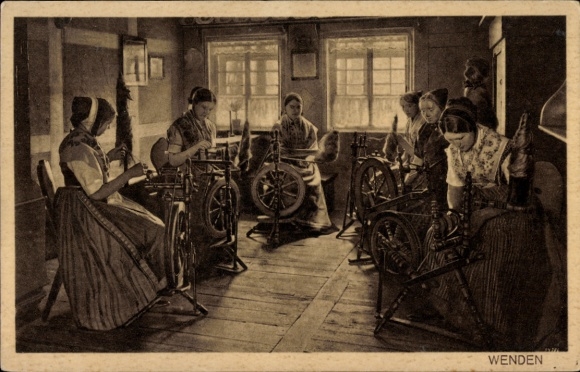 Ak Wenden, Frauen in sorbischen Trachten mit Spinnrädern, Sachsentag Dresden 1914, Stengel