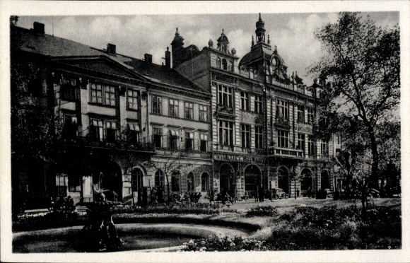 Ak Plzeň Pilsen Stadt, Historische Gebäude, Straße mit Bäumen, Brunnen