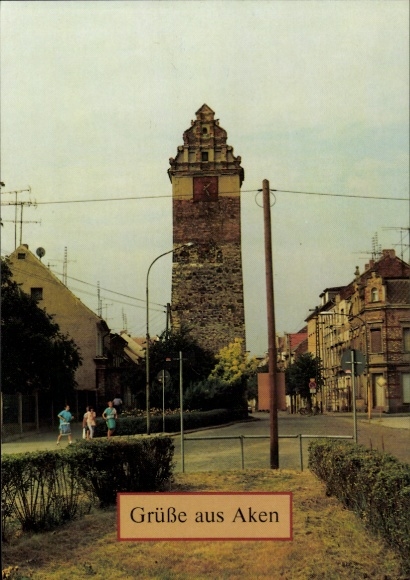 Ak Aken an der Elbe Sachsen Anhalt, Köthener Turm, Straße, Gebäude, Menschen, Grüße aus Aken