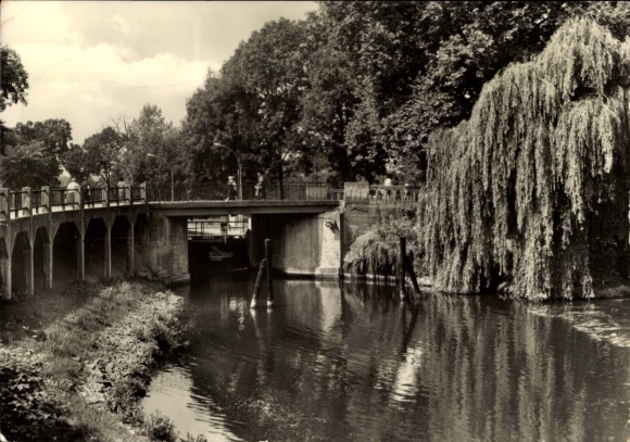 Ak Gützkow in Vorpommern, Brücke, Gewässer, Bäume, Schwarz-Weiß-Fotografie