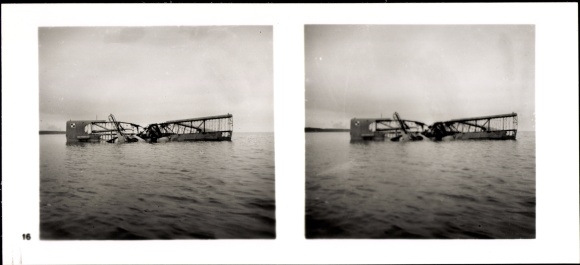 Stereo spatial image photo &quot;The soldiers of the Führer in the field&quot; No: 16, downed Polish plane, Hela