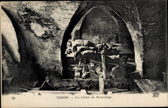 Postcard Thiers Puy de Dôme, Un Atelier de Remoulage, cutlers, grinders
