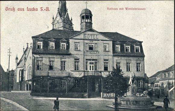 Ak Lucka im Kreis Altenburger Land, Rathaus mit Wettinbrunnen, Hotel zum Ratskeller