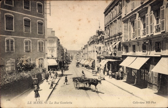 KP Le Mans Sarthe, ulica z powozami konnymi, budynkami, flagami, ludźmi, LE MANS, La Rue Gambetta