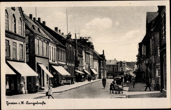 Postcard Gnoien in Mecklenburg, Langestraße, baby carriage, action Siechen