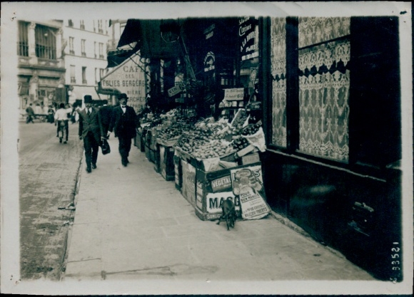 Photo Paris, shop, fruit market, passers-by, October 1913
