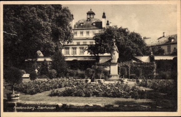 KP Fredensborg Dania, Sarhaven, ogród ze statuą, budynek w tle