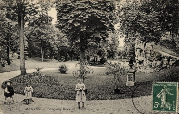Ak Mantes la Jolie Yvelines, Parklandschaft mit Bäumen, Frau und zwei Kindern, dekorativer Bru...