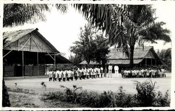 9 oude foto's Kameroen, school in Bassa, diverse uitzichten