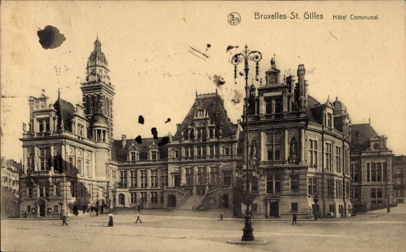 Ak Saint Gilles Sint Gillis Bruxelles Brüssel,  Hôtel Communal, Menschen auf der Straße