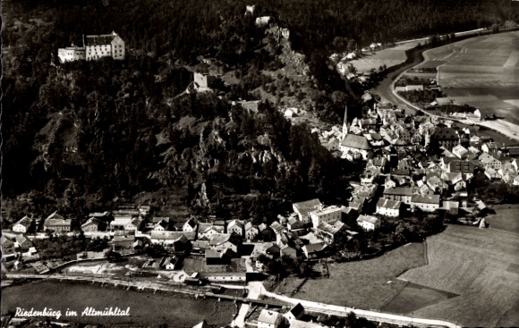 Ak Riedenburg im Altmühltal, Luftansicht von Riedenburg, Burgen, Fluss, ländliche Umgebung
