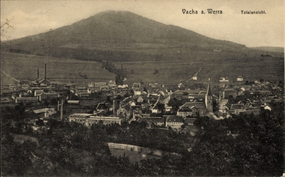 Ak Vacha in de Rhön Thüringen, totaalbeeld, berg op de achtergrond, gebouw