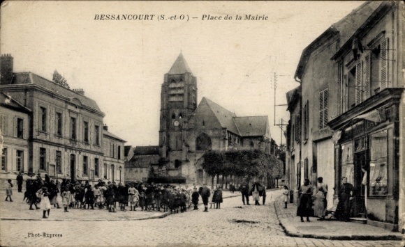 Ak Bessancourt Val d'Oise, Platz vor dem Rathaus,  Architektur, Menschenmenge, Straßenansicht