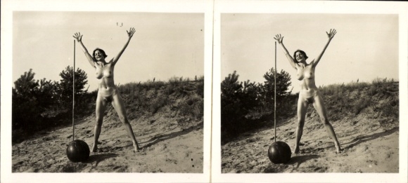 Stereo Foto: Gerhard Riebicke Erotik, Nackte Frau am Strand, Frauenakt, Ball