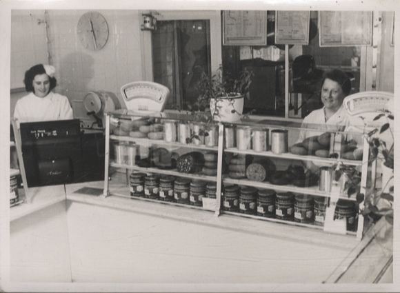Original photo Berlin Weißensee, Streustraße, Klinke butcher shop, salesroom, around 1946, 12 x 17 cm
