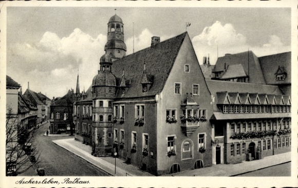 Ak Aschersleben im Salzlandkreis, Rathaus,  Architektur, gepflanzte Blumen, Straßenansicht