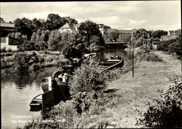 Postcard Oranienburg in Brandenburg, view of the Oranienburg Castle with Havel in the foreground, right...
