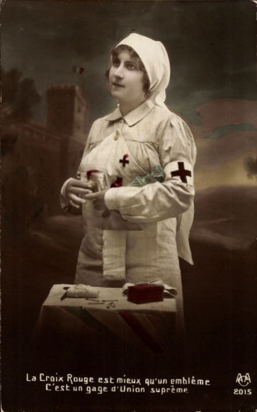 Postcard Nurse with bandages, Red Cross