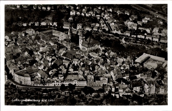 Ak Weilburg an der Lahn Hessen, Luftaufnahme von  Stadtansicht, Flugzeugperspektive