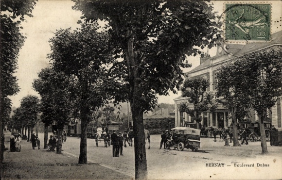 Ak Bernay Eure, Boulevard Dubus,  Straße, Bäume, Personen, Fahrzeuge