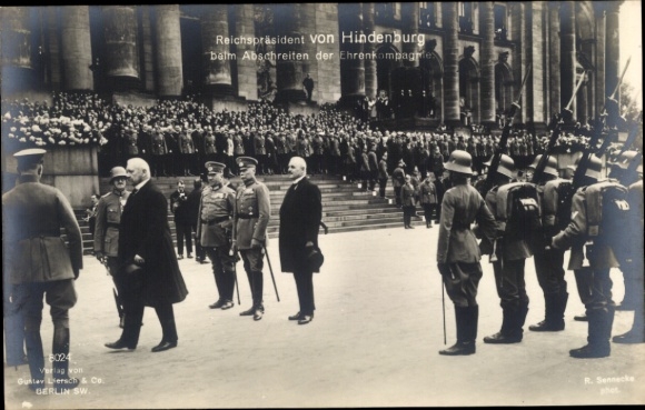 Postcard Reich President Paul von Hindenburg walking away from the honorary company