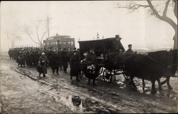 Photo Postcard Estonia, people at a funeral procession, funeral, hearse, tram