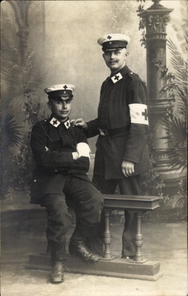 Foto Ak Mitglieder des Sanitäts Korps, Portrait