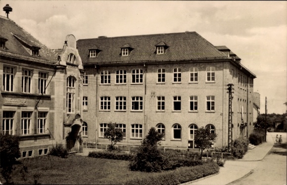 Postcard Hermsdorf in Thuringia, Peace School, two-story building, group arrangement, trees, path