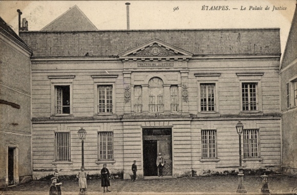 Ak Étampes Essonne, Palais de Justice,  Architektur, Menschen, Straßenlaternen