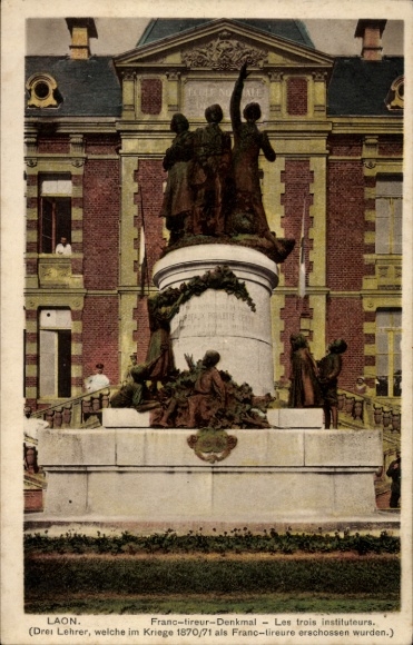 Postcard Laon Aisne, Franc-tireur monument, three teachers, monument, site, statue