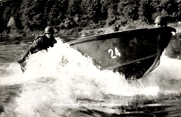 Postcard The Bundeswehr, Pioneers in action with assault boat