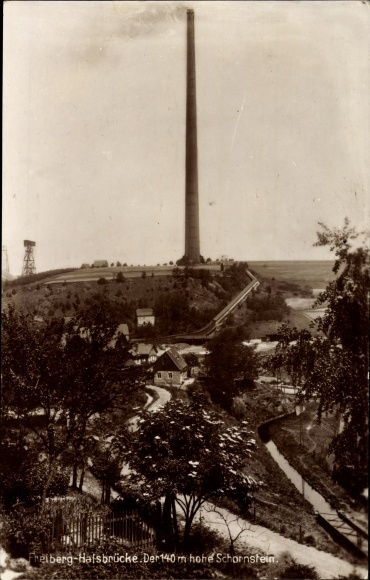 Ak Halsbrücke in Mittelsachsen, Blick auf den 140m hohen Schornstein