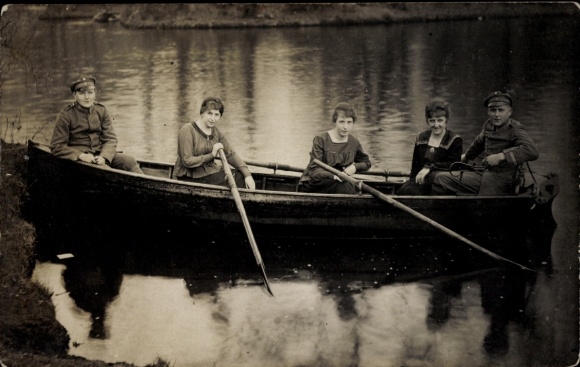 Photo Postcard Berlin Tiergarten, people in rowing boat, men in uniforms, lake