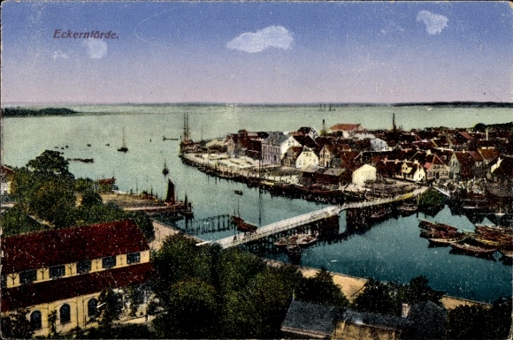 Ak Ostseebad Eckernförde, Stadtansicht, Hafen, Boote, Häuser, Wasser, Himmel