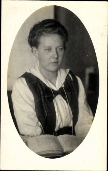 10 alte AK Frauen Portraits, verschiedene Ansichten