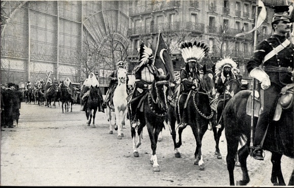 Ak Buffalo Bill's Wild West, Indianer und Araber, Kostümschau in einer Stadt
