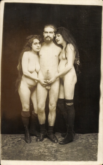 Foto Ak Nackter Mann mit zwei Frauen, stehender Akt