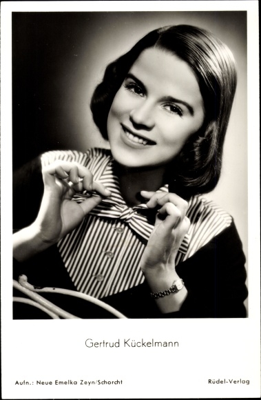 Postcard actress Gertrud Kückelmann, portrait, autograph