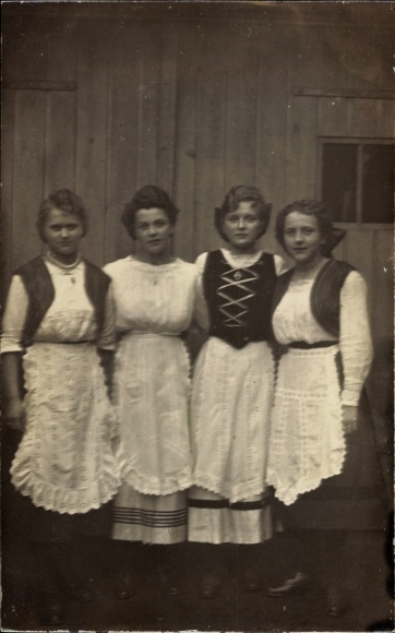 Postcard Dresden Altfranken, Four young women in traditional clothing stand in front of a wooden wall.