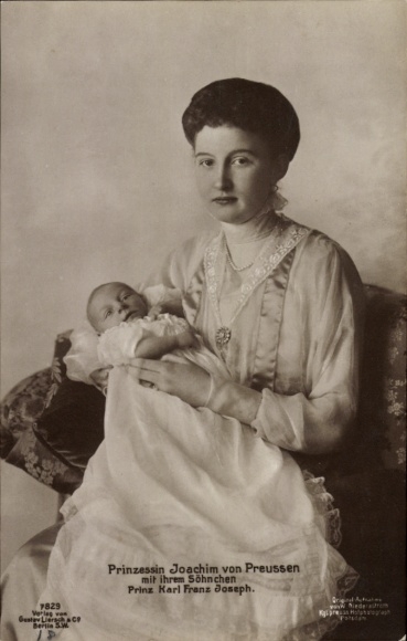 Postcard Princess Marie Auguste of Anhalt, wife Joachim of Prussia, Prince Karl Franz Joseph