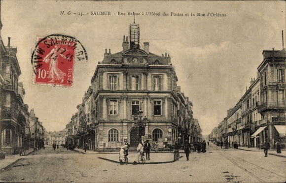 Postcard Saumur Maine et Loire, Historic building, street with passers-by, mailbox, from Saumur