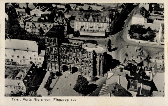 Ak Trier an der Mosel, Luftaufnahme der Porta Nigra, Stadtansicht, der Fluss im Vordergrund