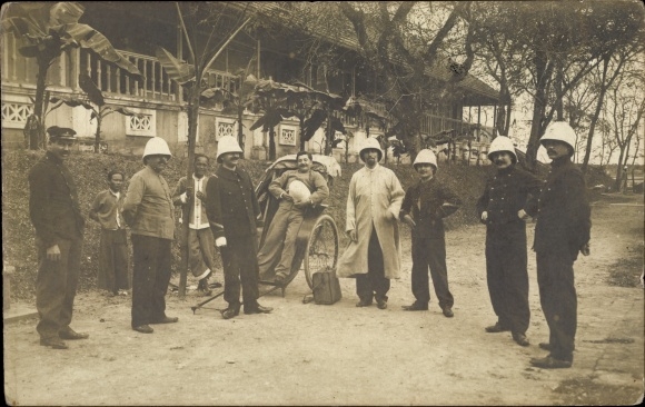 Photo Postcard French colonial troops in Indochina, Vietnam, rickshaw
