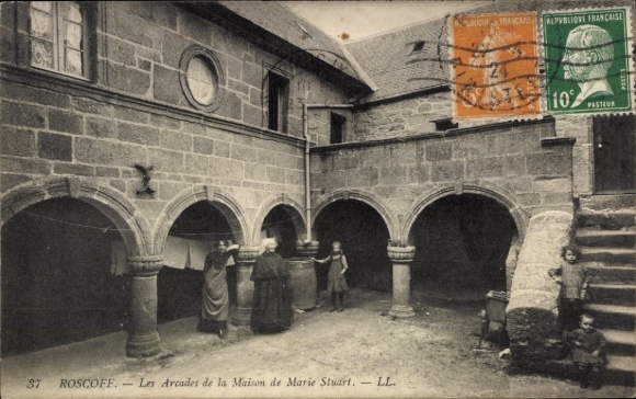 PC Roscoff Finistère, front shows arcades of the Maison de Marie Stuart, buildings, people