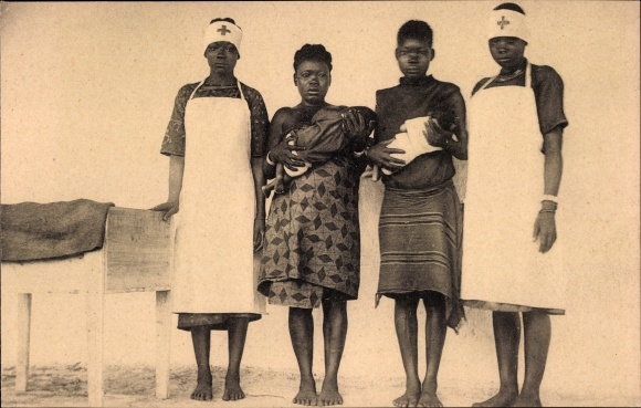 Postcard The first two born of the Red Cross Maternity in Pawa, Schwestern, Entbindungsklinik
