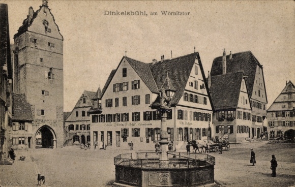 Ak Dinkelsbühl in Mittelfranken,  Wörnitztor, alte Häuser, Brunnen, Pferde, Menschen