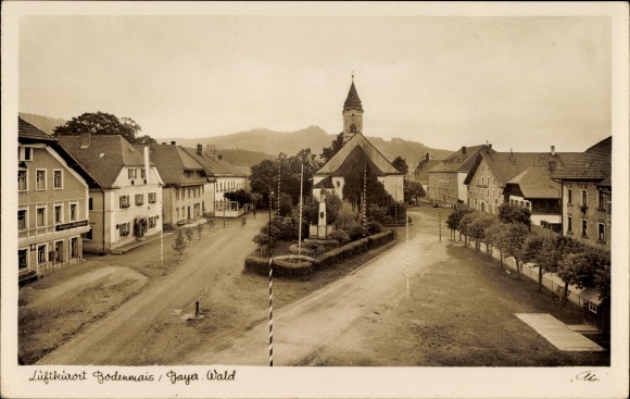 Ak Bodenmais im Bayerischen Wald Niederbayern, Blick zur Kirche, Marktplatz, Geschäfte, Denkmal