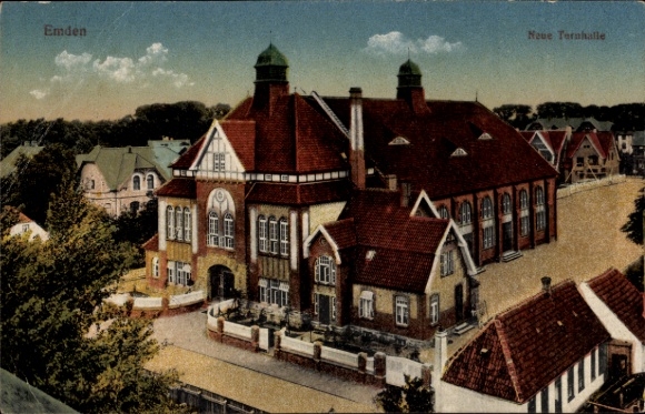 Ak Emden in Ostfriesland,  Neue Ternhalle, Gebäude mit roten Dächern, Bäume im Hintergrund