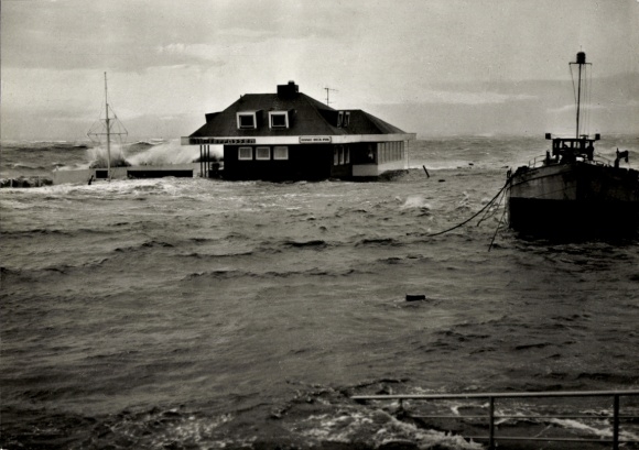 Ak Otterndorf an der Niederelbe, Haus im Hochwasser, Sturmflut 1976, Elb-Terrassen, Hafen